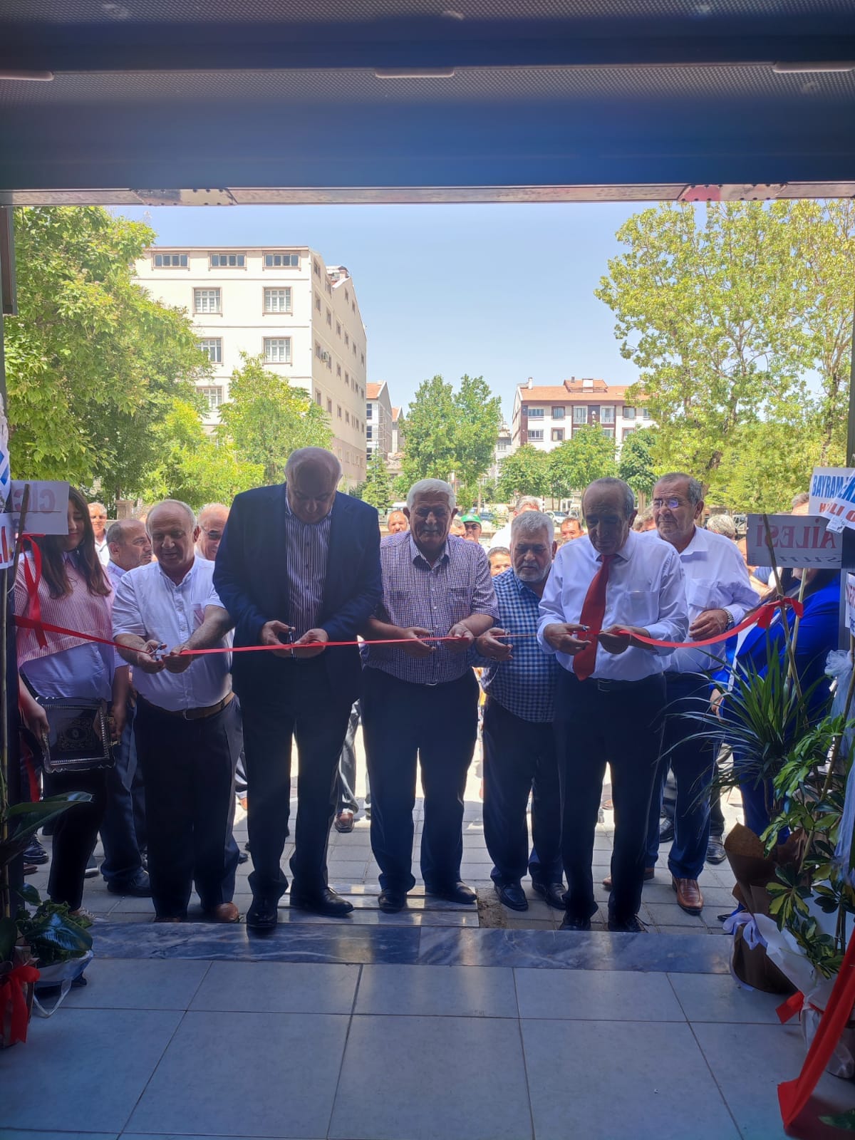 SEFA NUR CİCEKLİ HUKUK BÜROSU’NU AÇTI