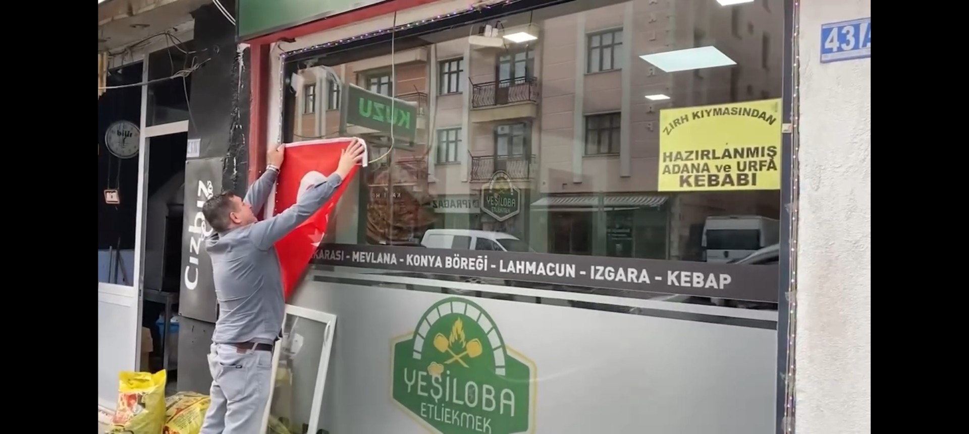 ÇUMRA BELEDİYESİ BAYRAK TAKDİM ETTİ