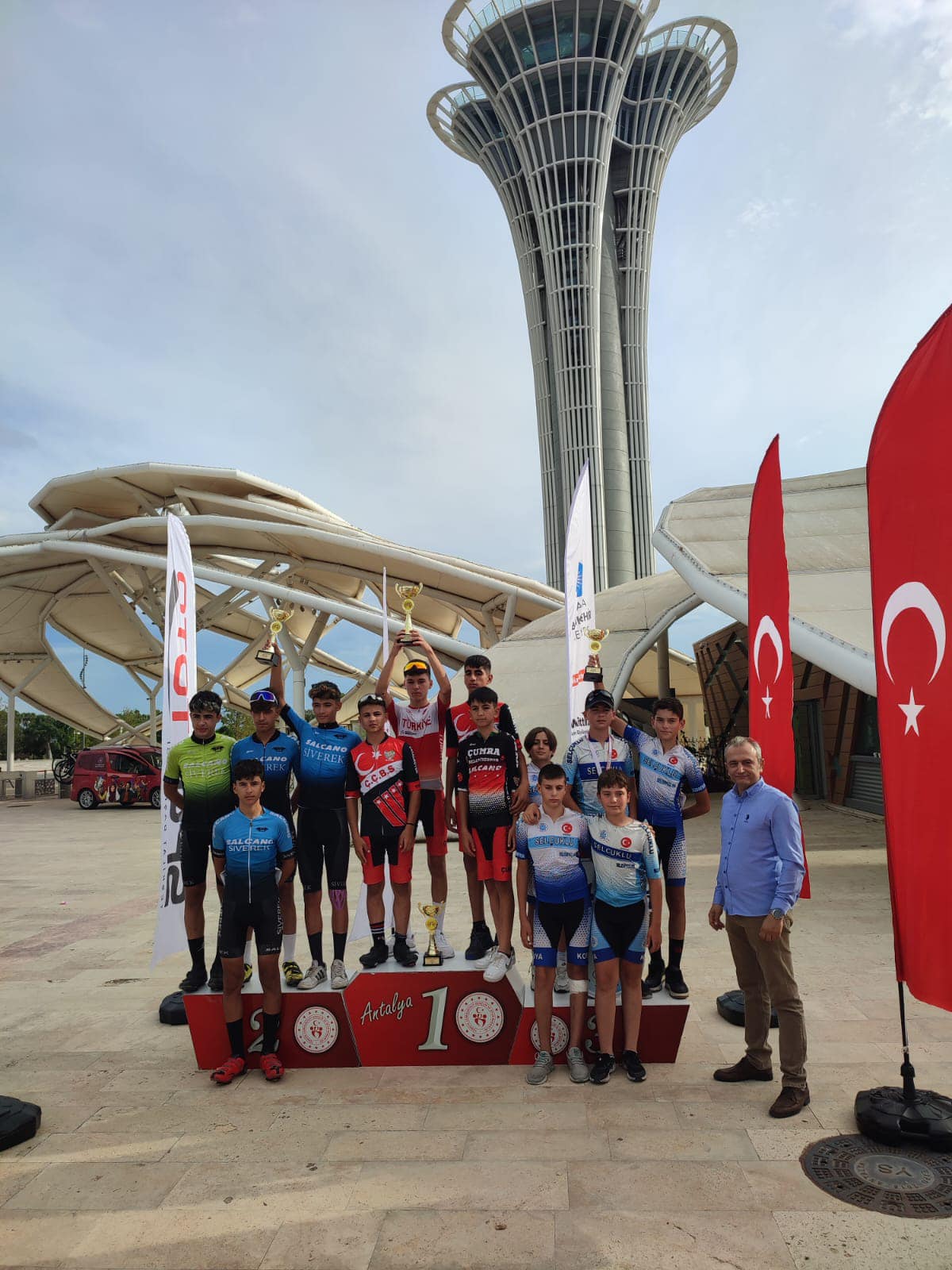 ÇUMRALI SPORCULAR YİNE KÜRSÜDE