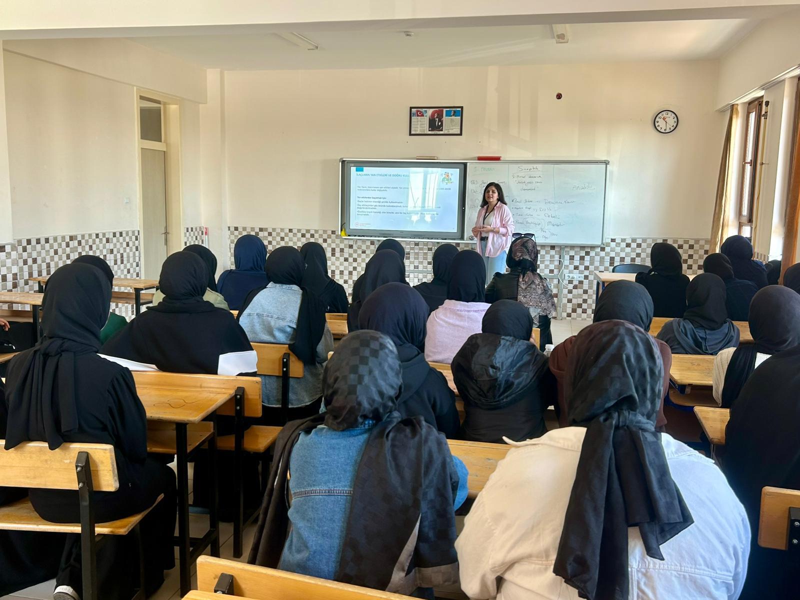 İLÇE SAĞLIK MÜDÜRLÜĞÜ TARAFINDAN “AKILCI İLAÇ KULLANIMI” EĞİTİMİ VERİLDİ