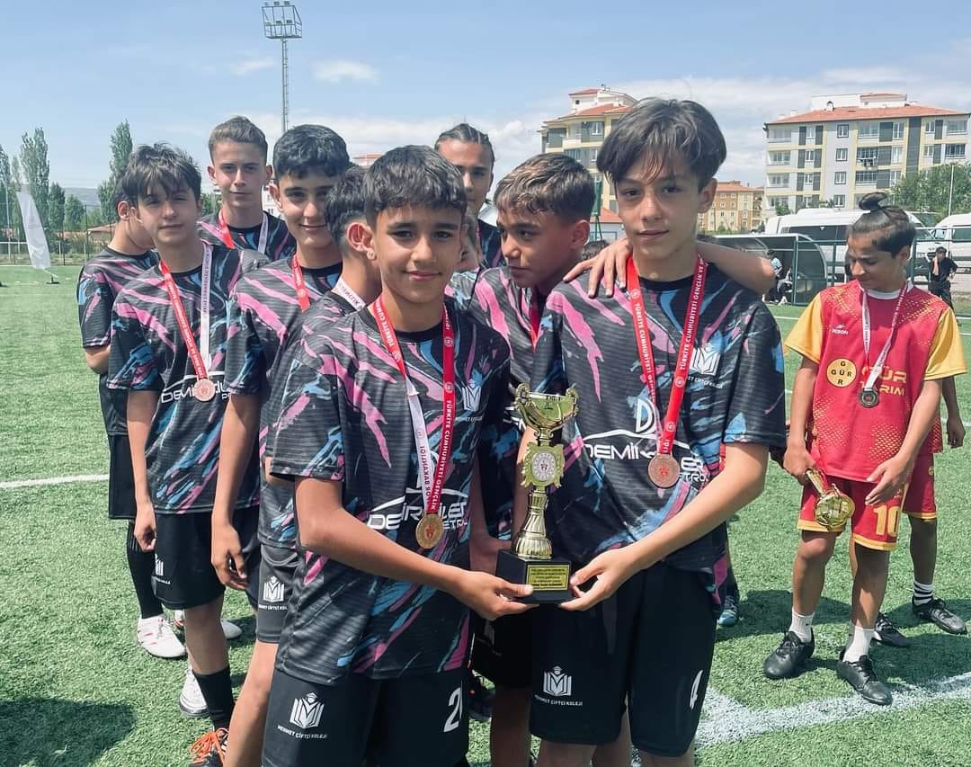 ÖZEL M.ÇİFTÇİ KOLEJİNDEN TÜRKİYE ÜÇÜNCÜLÜĞÜ