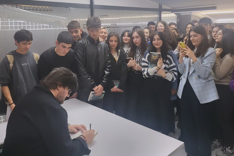 AHMET ŞAFAK İMZA GÜNÜNDE OKURLARIYLA BULUŞTU