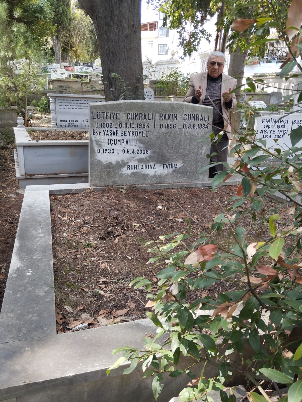 M. ZEKİ TÜRKER RAKIM ÇUMRALI’NIN MEZARINI ZİYARET ETTİ