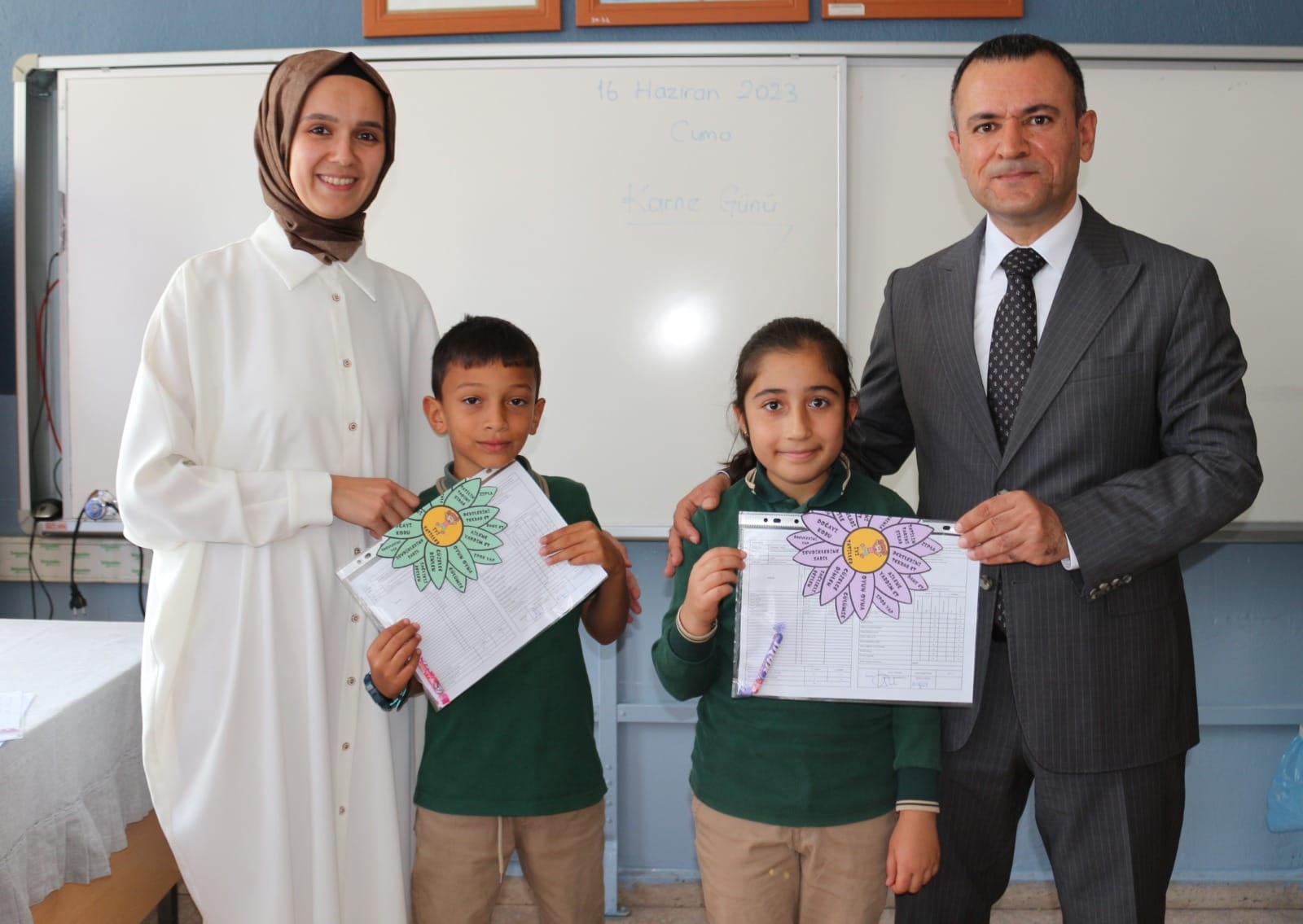 Öğrencilerin Karne Heyecanına Ortak Oldular