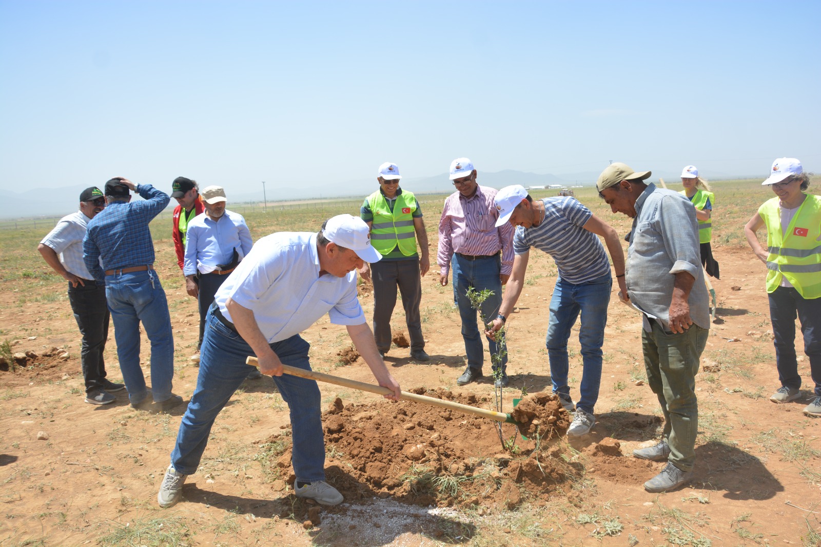 BİN 200 FİDAN TOPRAKLA BULUŞTU