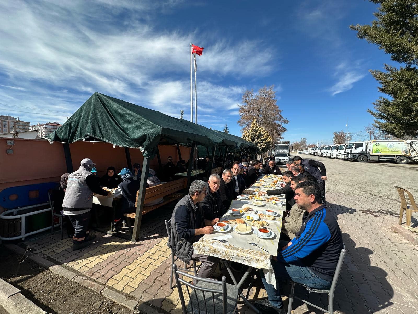 BAŞKAN AYDIN İŞÇİLERLE YEMEKTE  BİRARAYA GELDİ