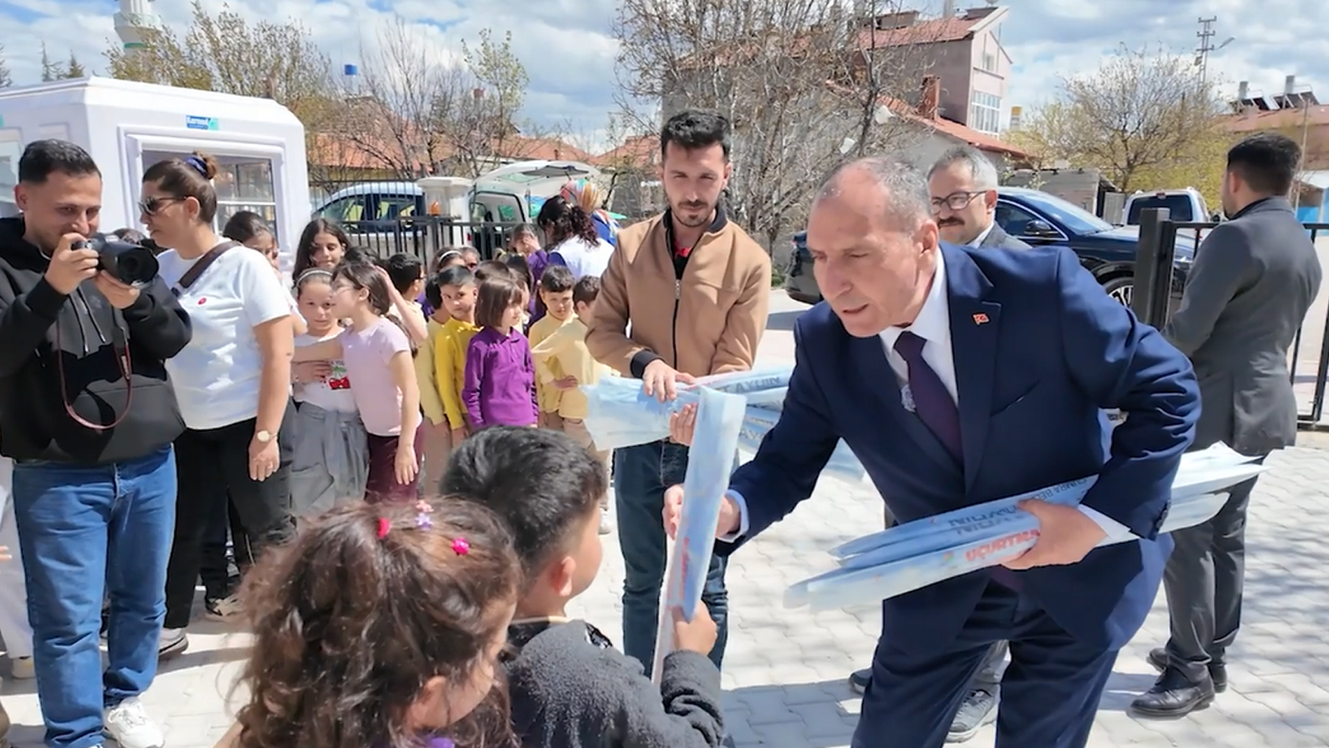 ÇUMRA BELEDİYESİ OKULLARDA UÇURTMA DAĞITTI 