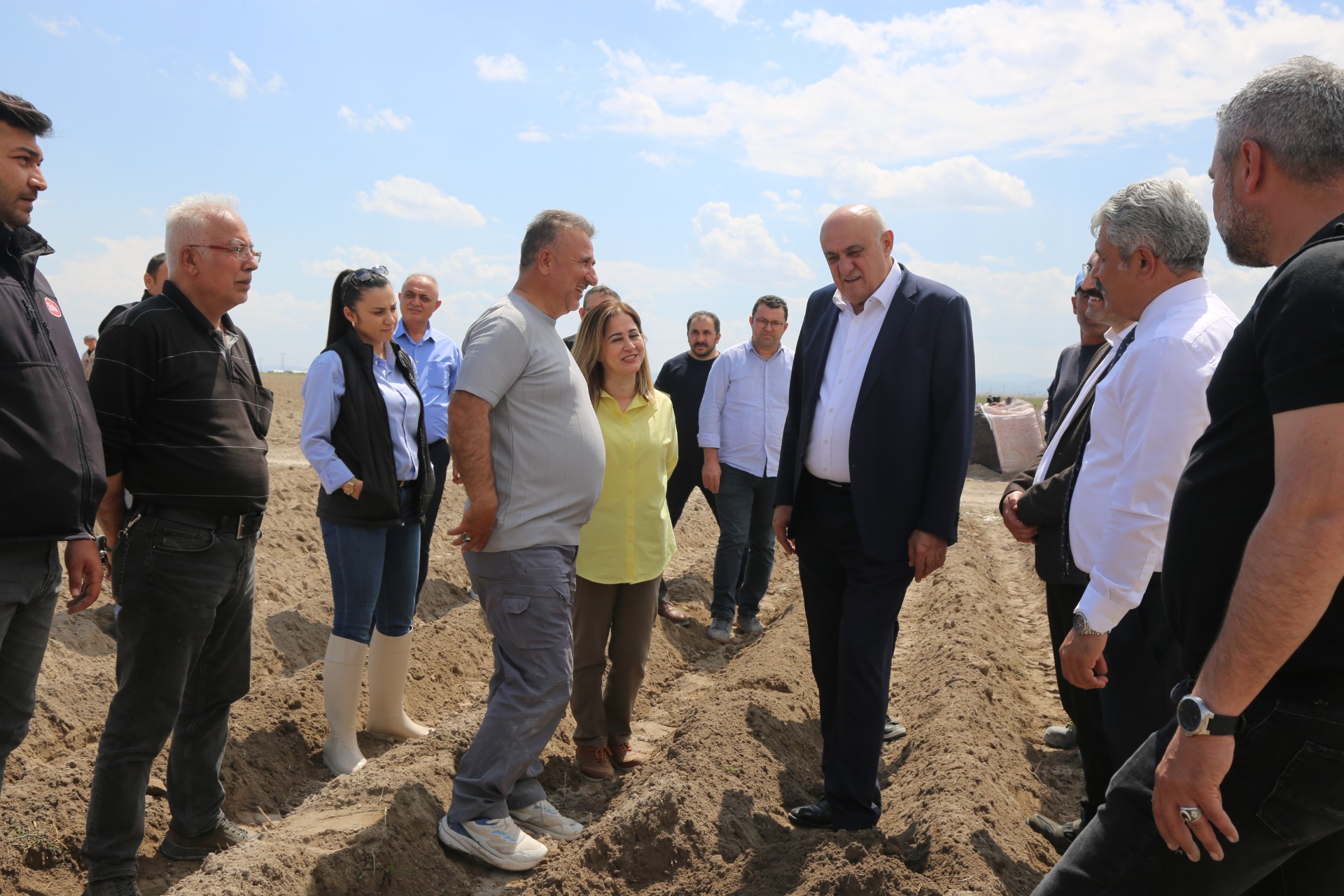 BAŞKAN ERKOYUNCU PATATES EKİMİNE KATILDI: BAĞIMLILIK BİTİYOR, KAPASİTE ARTIYOR!